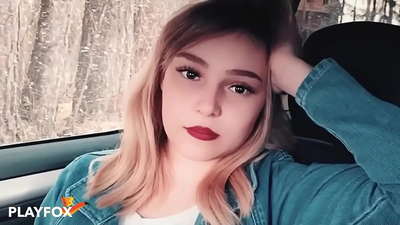 సెక్సీ బేబ్ డిస్కౌంట్ కార్డ్‌ని ఆనందంగా పీల్చుకుంటుంది